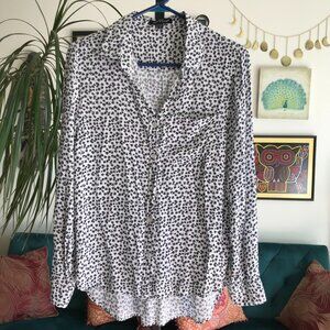 VELVET HEART size M Black & White Daisies Floral Button Front Hi-Lo Blouse Top